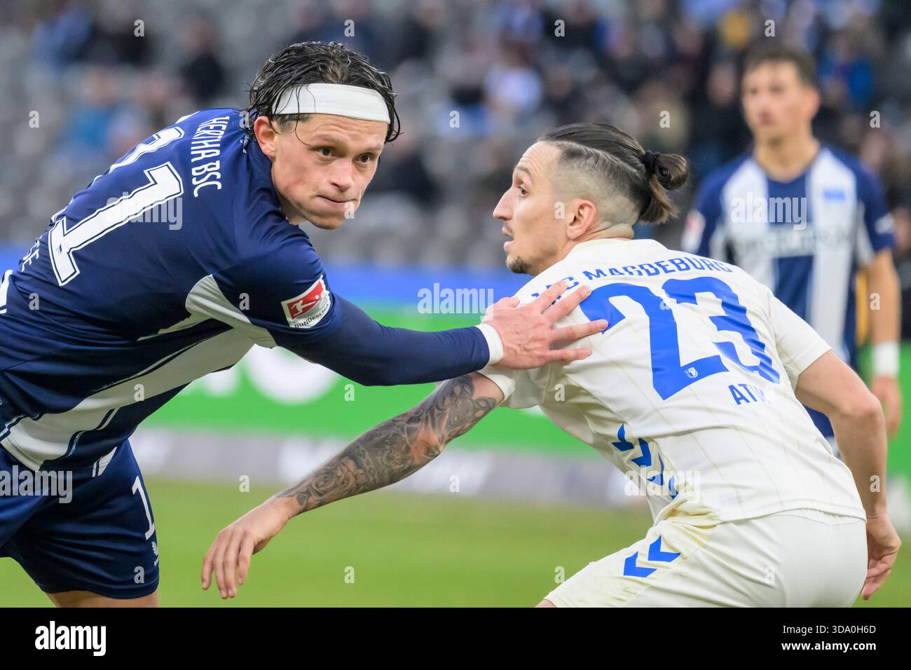 Berlin, Deutschland. 07 décembre 2025. GER, Berlin, football, Hertha BSC vs. 1. FC Magdeburg, DFB, 2e Bundesliga, saison 2025/2026, F.l.t.r. : Fabian Reese (Hertha BSC), Baris Atik (1.FC Magdeburg, #23), action, duels, Fighting for the ball, DFB/DFL REGULATIONS INTERDIT TOUTE UTILISATION DE PHOTOGRAPHIES COMME SÉQUENCES D'IMAGES ET/OU QUASI-VIDÉO, 7 décembre 2025, (photo by HMB Media/Uwe Koch/Sipa USA) crédit : Siamy Live News Banque D'Images