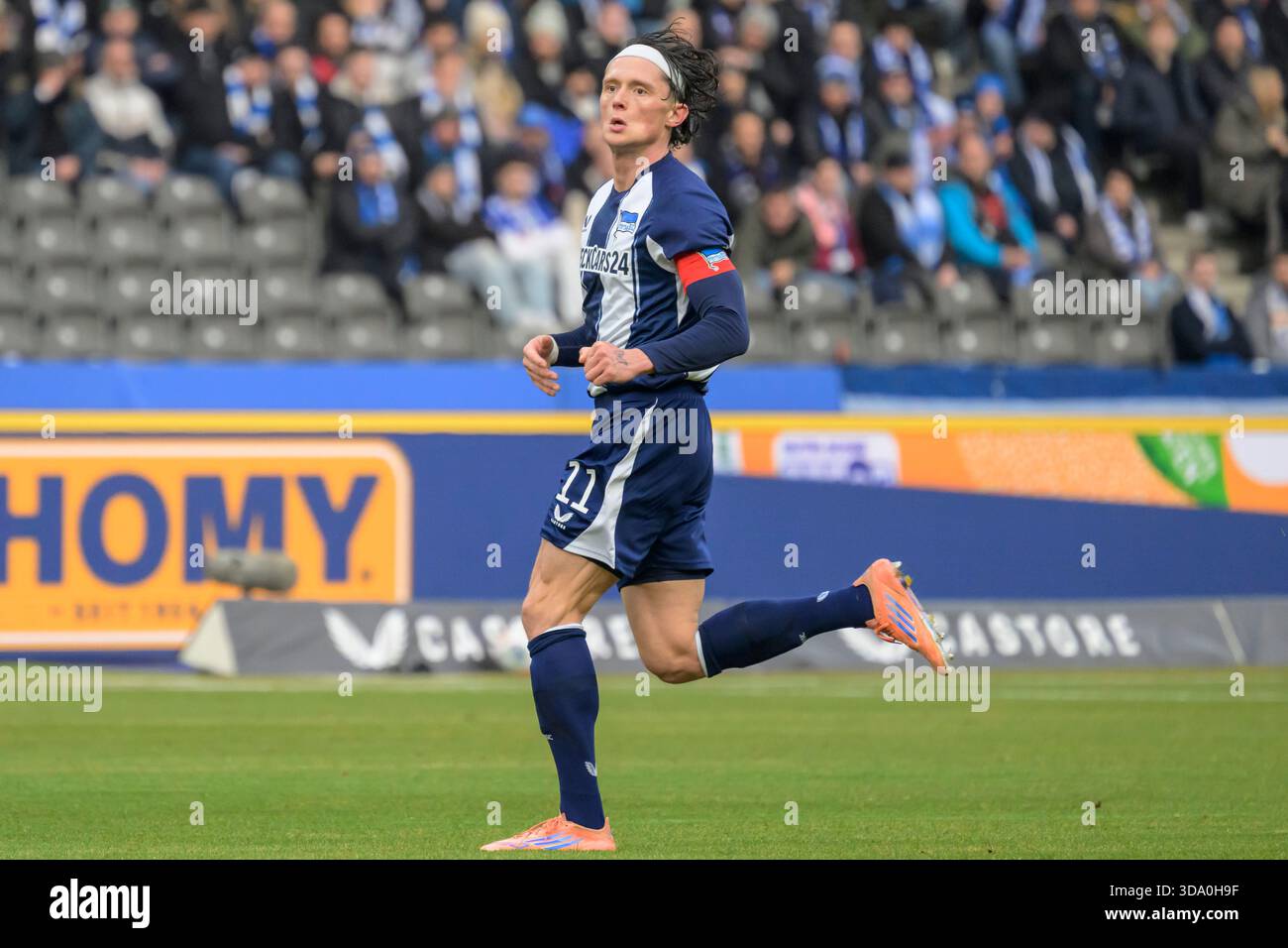 Berlin, Deutschland. 07 décembre 2025. GER, Berlin, football, Hertha BSC vs. 1. FC Magdeburg, DFB, 2e Bundesliga, saison 2025/2026, F.l.t.r. : Fabian Reese (Hertha BSC), DFB/DFL REGLES INTERDISENT TOUTE UTILISATION DE PHOTOGRAPHIES COMME SÉQUENCES D'IMAGES ET/OU QUASI-VIDÉO, 7 décembre 2025, (photo de HMB Media/Uwe Koch/Sipa USA) crédit : Sipa USA/Alamy Live News Banque D'Images