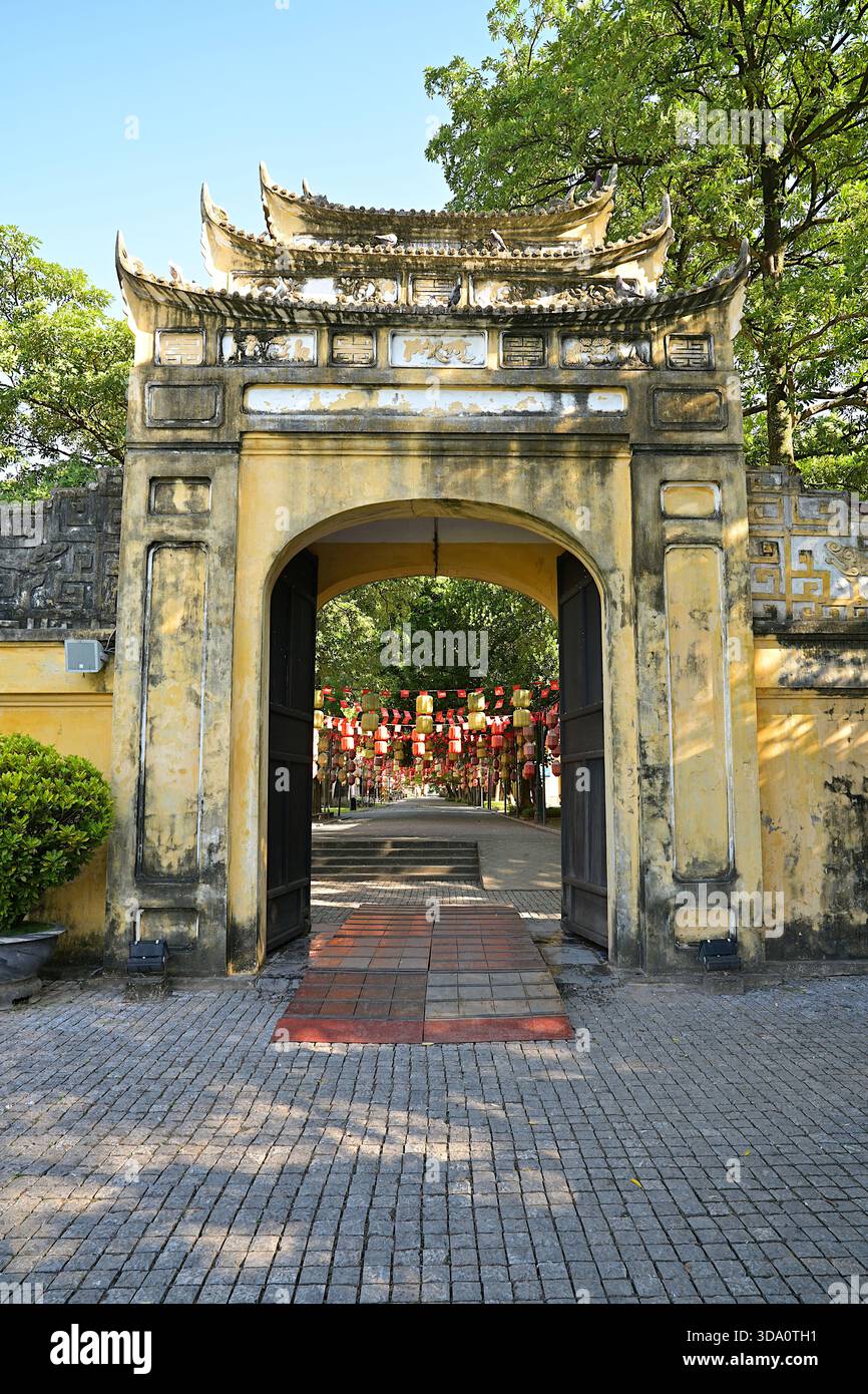 Passerelle arcade construite dans le style vernaculaire vietnamien, avec des toits à 3 niveaux, à la citadelle impériale de Thang long, site du patrimoine mondial de l'UNESCO, Hanoi Banque D'Images