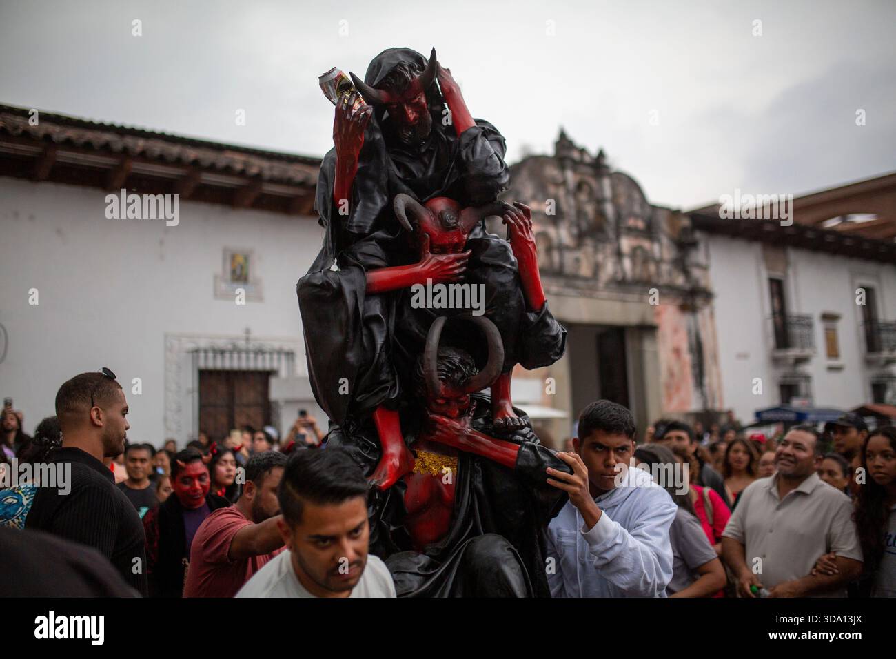 Antigua Guatemala, Guatemala. 08 décembre 2025. Les voisins portent la figure de papier connue sous le nom de « trois diables sages » à brûler, lors de l'incendie du diable à Antigua Guatemala, à la veille de la célébration de la Vierge de l'Immaculée conception, festivités qui marquent le début de Noël. (Photo de Luis Soto/SOPA images/SIPA USA) crédit : SIPA USA/Alamy Live News Banque D'Images