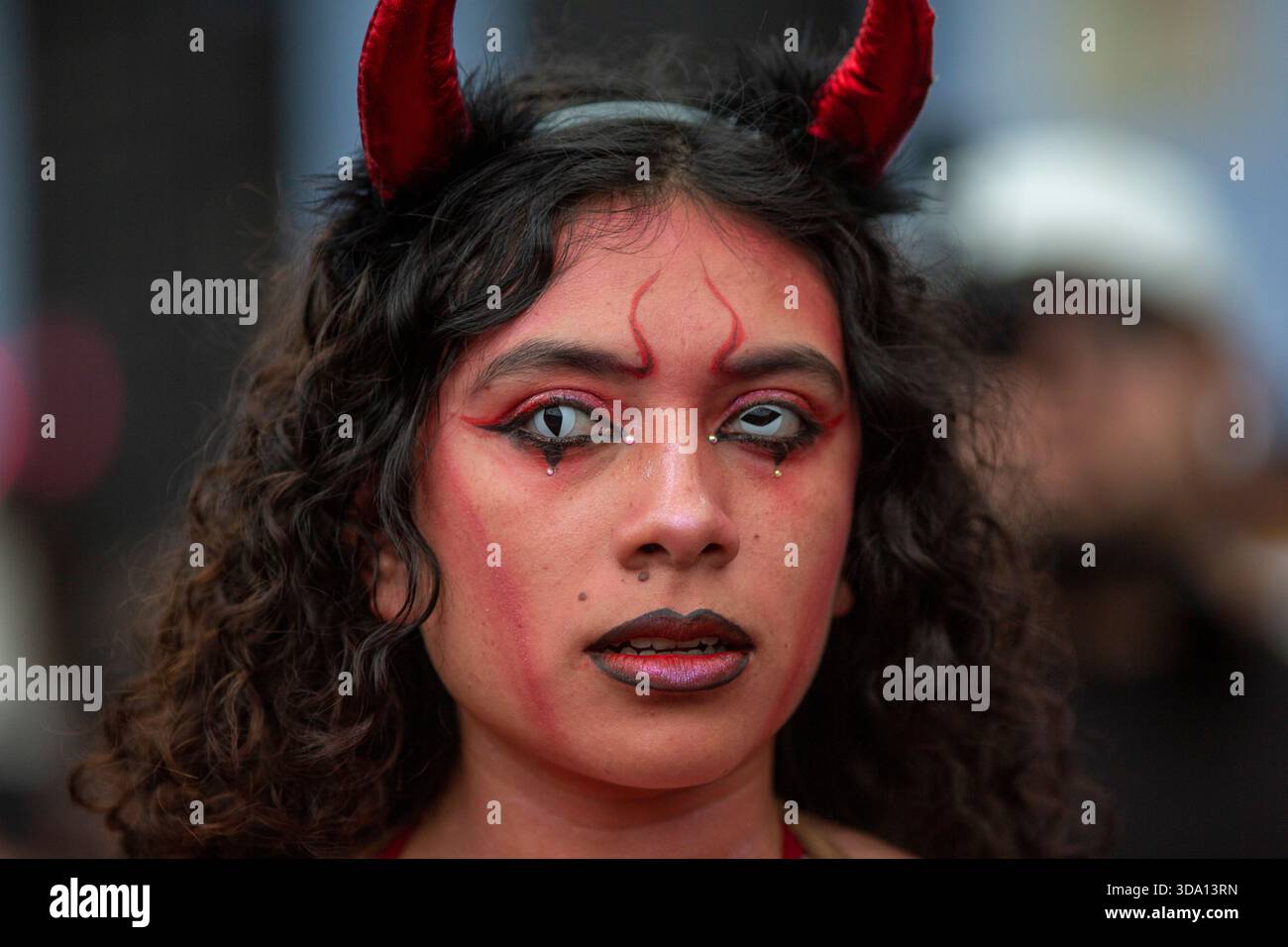 Antigua Guatemala, Guatemala. 08 décembre 2025. Une femme habillée comme un diable vu lors de l'incendie du diable à la veille de la célébration de la Vierge de l'Immaculée conception, festivités qui marquent le début de Noël au Guatemala. Crédit : SOPA images Limited/Alamy Live News Banque D'Images