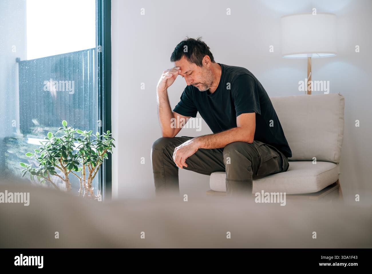 Homme adulte caucasien mature, regardant inquiet et profond dans la pensée. Santé mentale, stress, crise et thèmes de la quarantaine. Mise au point sélective. Banque D'Images