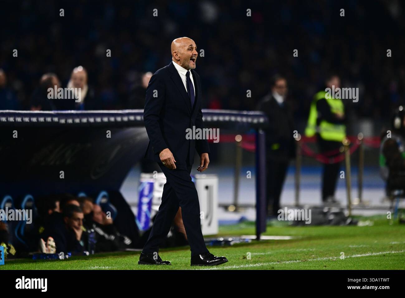 Naples, Italie. 07 décembre 2025. Luciano Spalletti, entraîneur-chef de la Juventus FC, crie des instructions lors du match de Serie A Enilive entre la SSC Napoli et la Juventus FC au stade Diego Armando Maradona à Naples, en Italie, le 7 décembre 2025. Crédit : Nicola Ianuale/Alamy Live News Banque D'Images
