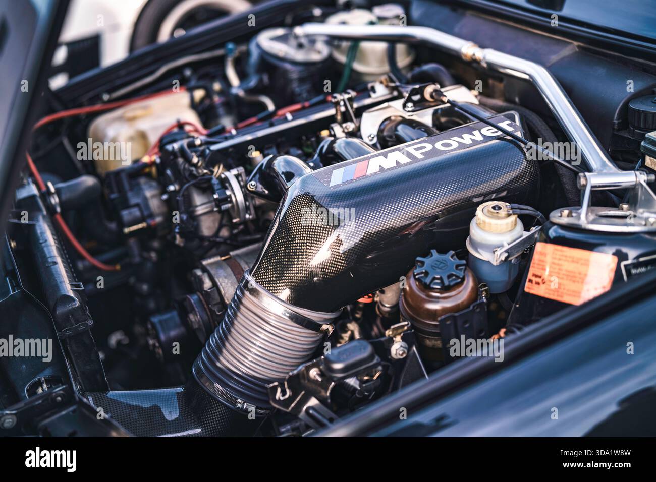 VO, italie 28 octobre 2025 : compartiment moteur bmw m POWER avec une admission d'air en fibre de carbone visible et des composants de performance, mettant en vedette le moteur automobile Banque D'Images