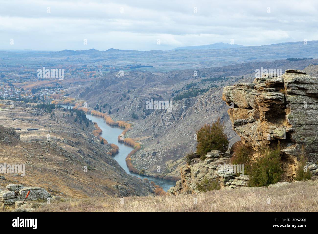 Sur la zone de conservation de Flat Top Hill, vue sur la gorge de Roxburgh vers Alexandra, Central Otago, South Island, Nouvelle-Zélande Banque D'Images