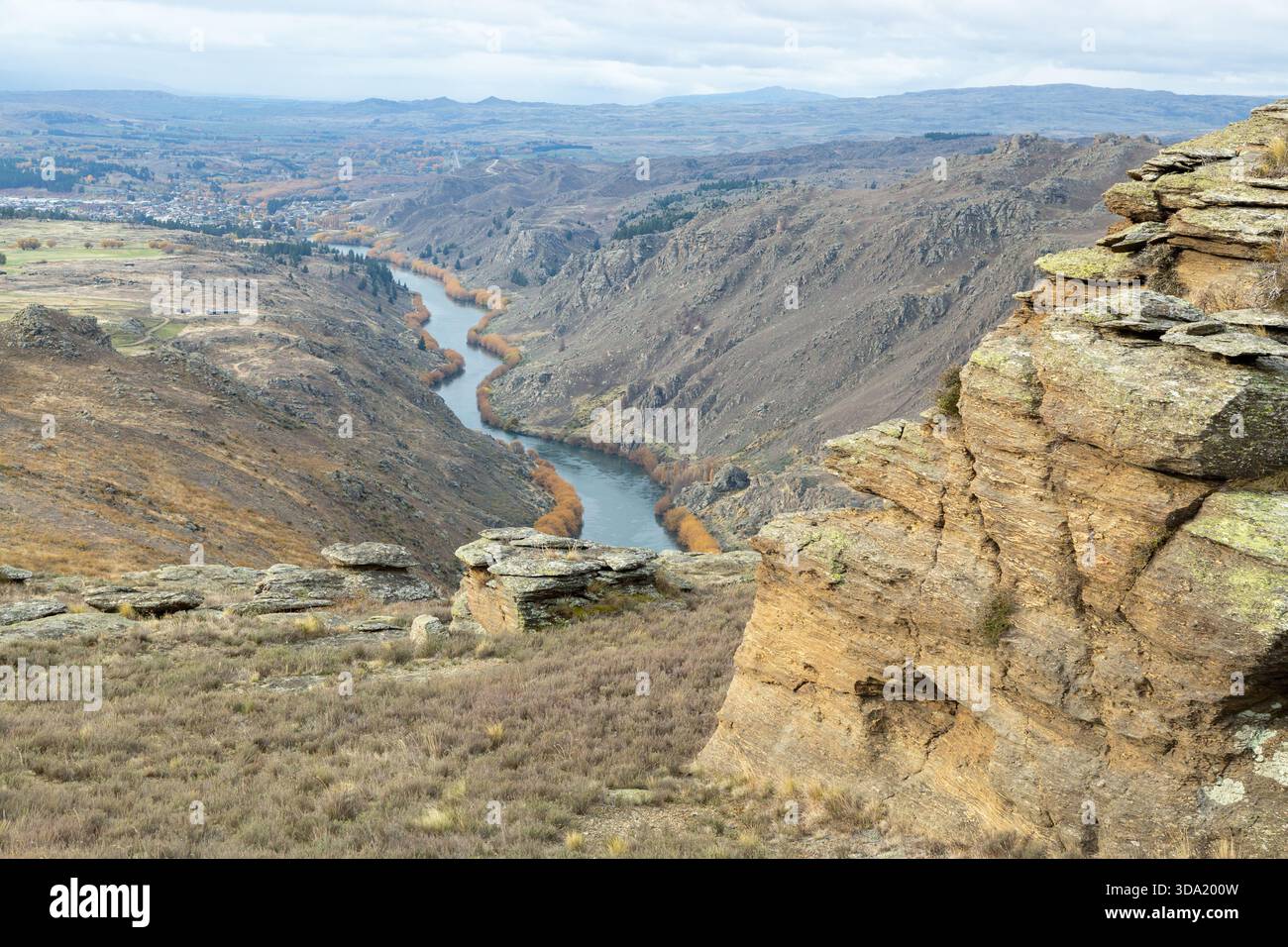 Sur la zone de conservation de Flat Top Hill, vue sur la gorge de Roxburgh vers Alexandra, Central Otago, South Island, Nouvelle-Zélande Banque D'Images