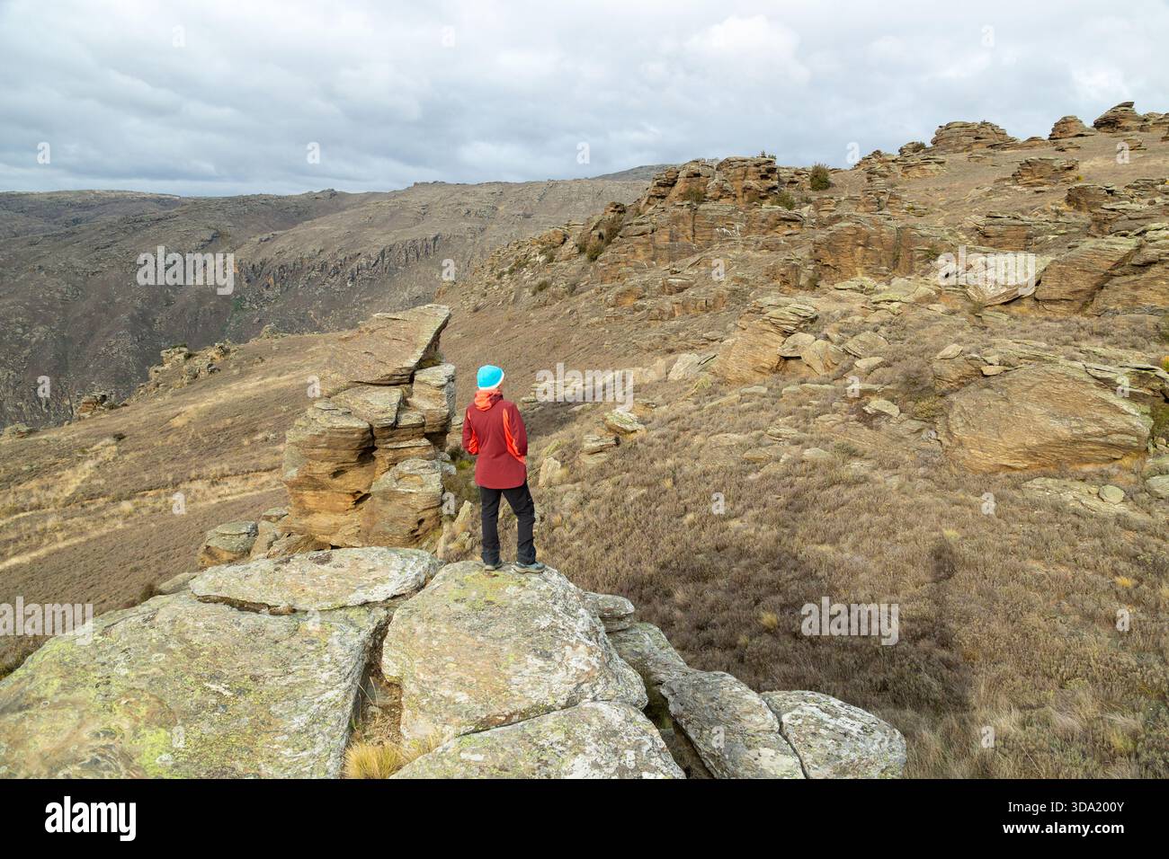 Une personne sur un affleurement rocheux à Flat Top Hill conservation Area, Nouvelle-Zélande Banque D'Images