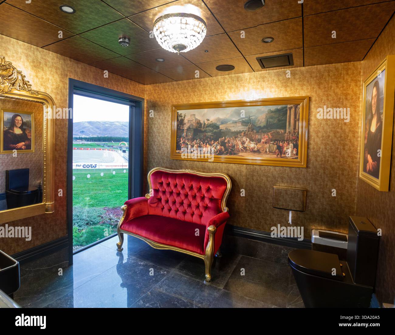 La suite Royale – le nec plus ultra du luxe des toilettes avec lambris dorés, Highlands Motorsport Park, Cromwell, Otago, South Island, Nouvelle-Zélande Banque D'Images
