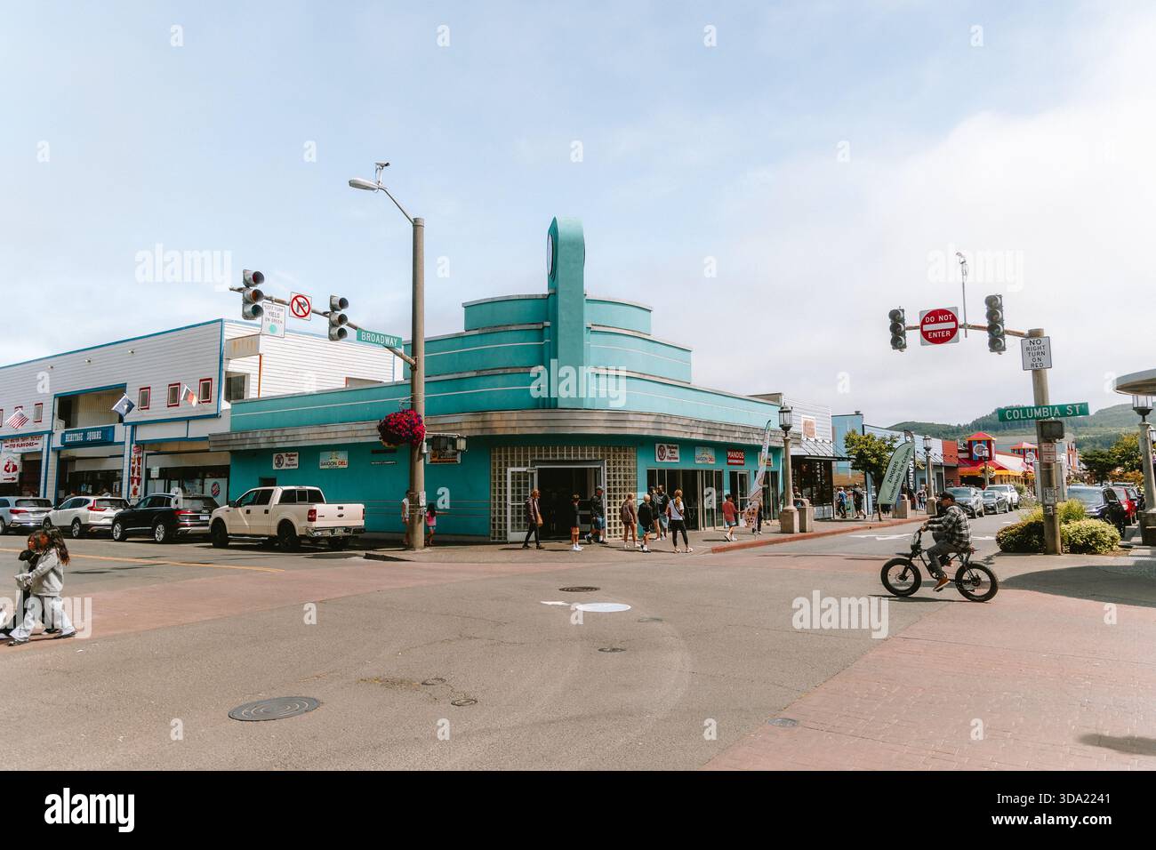 Coin de rue animé à Seaside, OU le matin d'été Banque D'Images