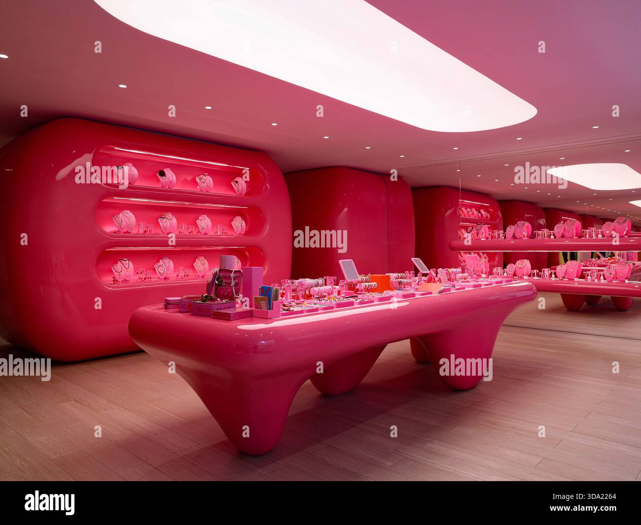 Intérieur de magasin de bijoux rose vibrant avec un design d'affichage unique Banque D'Images