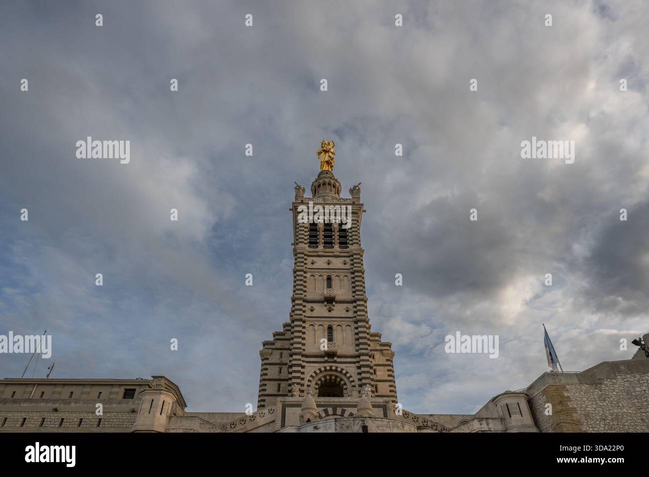 Marseille, France. 07 décembre 2025. La statue rénovée et recouverte de la basilique notre-Dame de la Garde (communément appelée la bonne mère) à Marseille, France, le 7 décembre 2025. Photo de Laurent Coust/ABACAPRESS.COM crédit : Abaca Press/Alamy Live News Banque D'Images