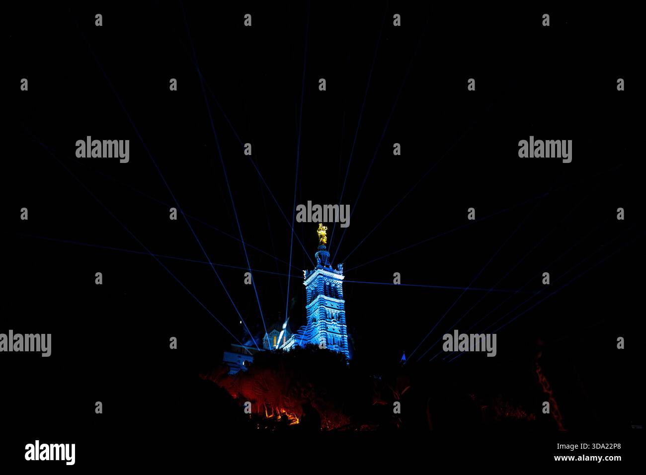 Marseille, France. 07 décembre 2025. Un spectacle son et lumière mis en scène par DJ Michaël Canitrot lors de l’inauguration de la statue rénovée et refaite de la basilique notre-Dame de la Garde (communément appelée la bonne mère) à Marseille, France, le 7 décembre 2025. Photo de Laurent Coust/ABACAPRESS.COM crédit : Abaca Press/Alamy Live News Banque D'Images