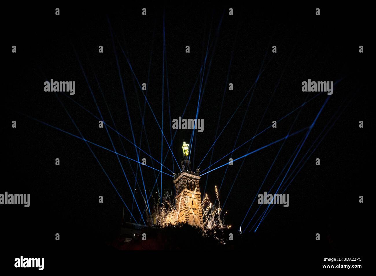 Marseille, France. 07 décembre 2025. Un spectacle son et lumière mis en scène par DJ Michaël Canitrot lors de l’inauguration de la statue rénovée et refaite de la basilique notre-Dame de la Garde (communément appelée la bonne mère) à Marseille, France, le 7 décembre 2025. Photo de Laurent Coust/ABACAPRESS.COM crédit : Abaca Press/Alamy Live News Banque D'Images