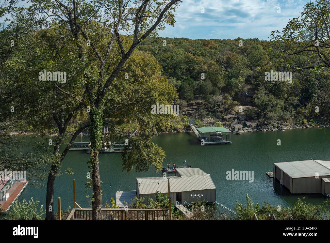 vue lointaine des gens pêchant depuis le bateau sur un lac ensoleillé Banque D'Images