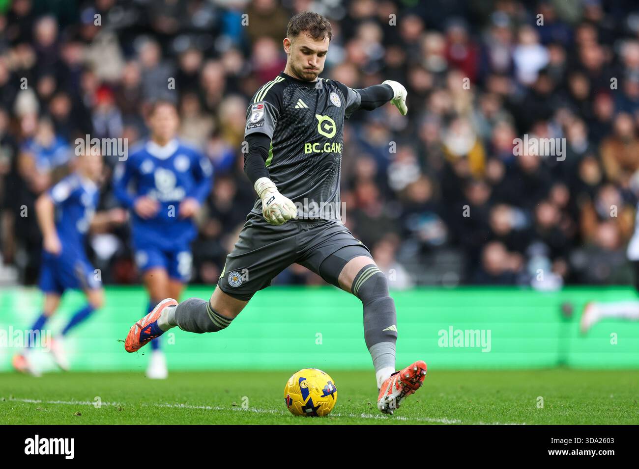 Jakub Stolarczyk, gardien de Leicester City, lors du Sky Bet Championship match au Pride Park Stadium, Derby. Date de la photo : samedi 6 décembre 2025. Banque D'Images