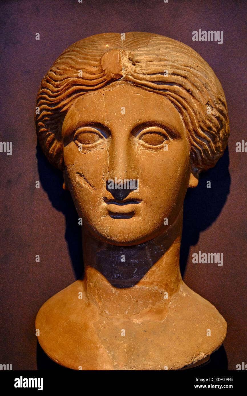 Grèce, Macédoine, Thessalonique, Musée archéologique, buste en terre cuite d'une déesse, Ve siècle av. J.-C. Banque D'Images