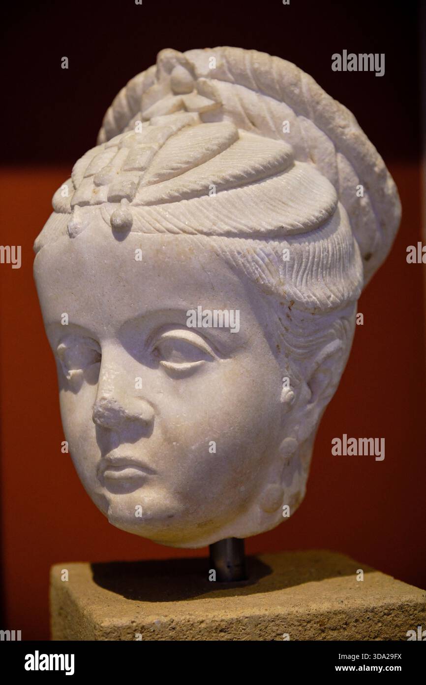 Grèce, Macédoine, Thessalonique, Musée archéologique, Portrait féminin mettant en valeur une coiffure élaborée Banque D'Images