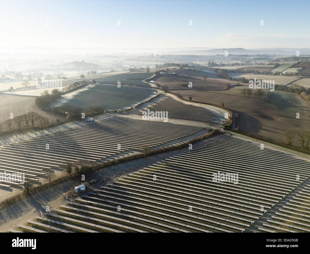 Ferme solaire. Matin d'hiver. Monmouthshire, pays de Galles, Royaume-Uni. Banque D'Images
