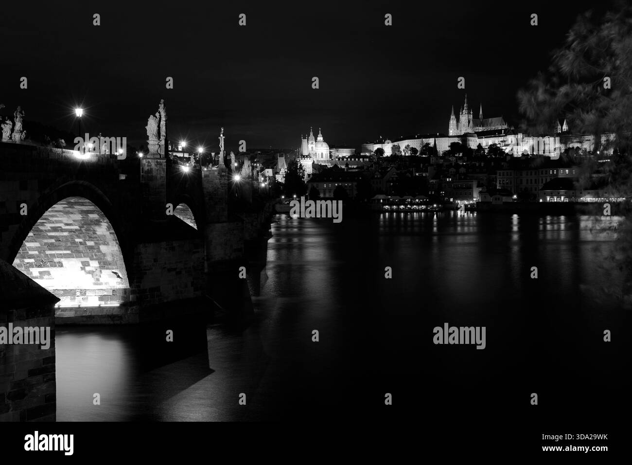 Le pont Charles avec la tour du pont de la vieille ville et la rivière Vltava la nuit, Prague ville, république tchèque, Europe Banque D'Images