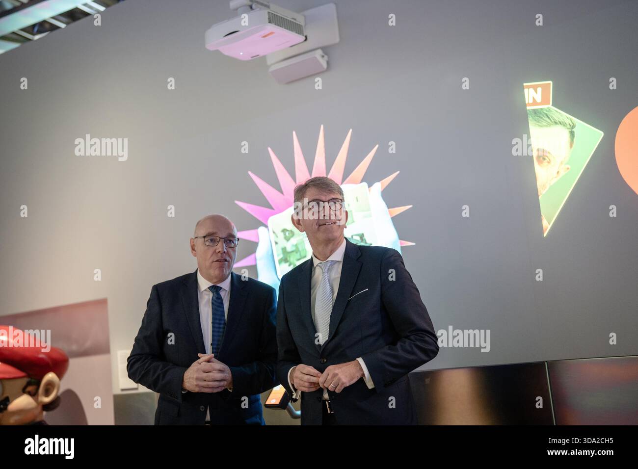 Wolfram Weimer, ministre d'État à la culture et aux médias, avec Harald Biermann, président de la Fondation House of History, lors de leur visite conjointe de la nouvelle exposition permanente Banque D'Images