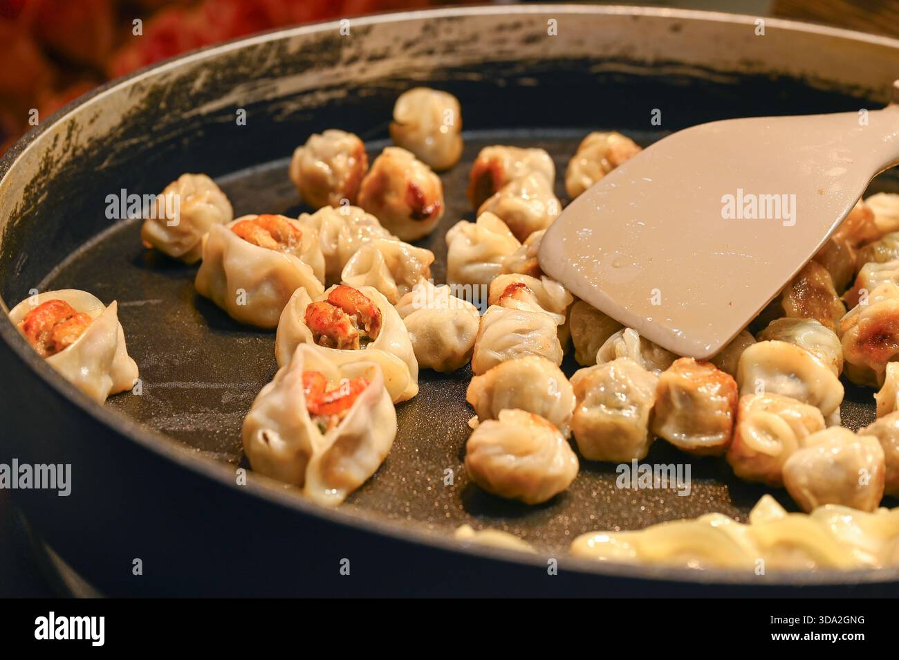 Boulettes frites avec des crevettes comme nourriture de rue asiatique au marché Banque D'Images
