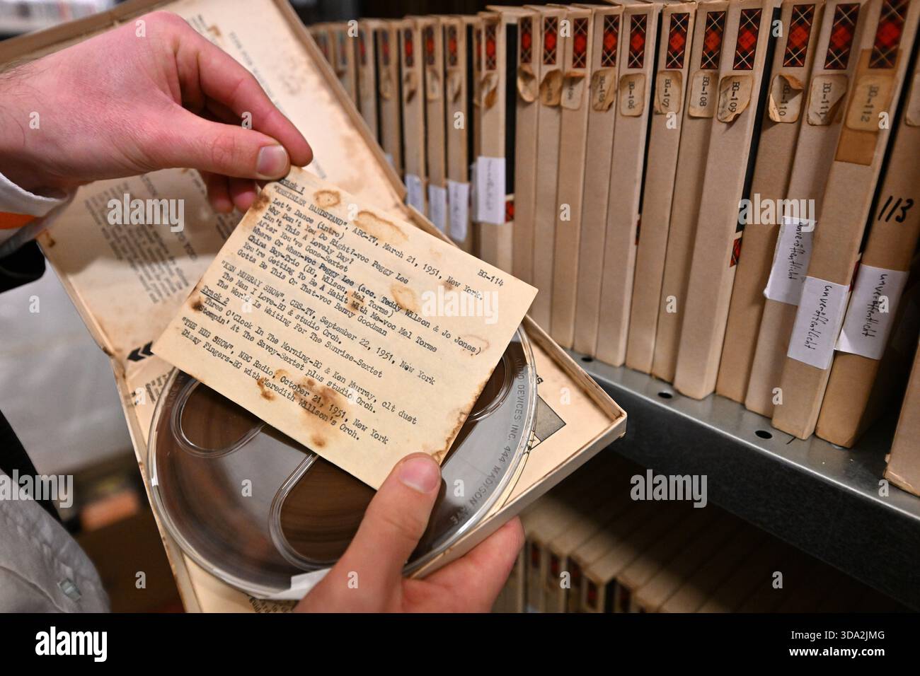 08 décembre 2025, Thuringe, Eisenach : Richard Limbert, archiviste musical, se tient au milieu de la collection Benny Goodman et tient un enregistrement dans ses mains. Fondée en 1999, l'archive musicale Lippmann Rau à Eisenach recueille et étudie l'histoire de la musique populaire du XXe siècle en Orient et en Occident. En plus des documents d'archives classiques, les collections comprennent également des enregistrements sonores, des livres, des magazines, des photographies, des livrets de programmes et des affiches de concerts. Les archives portent le nom des organisateurs de concerts Horst Lippmann et Fritz Rau, dont elles abritent les domaines. Le Lippmann et Banque D'Images