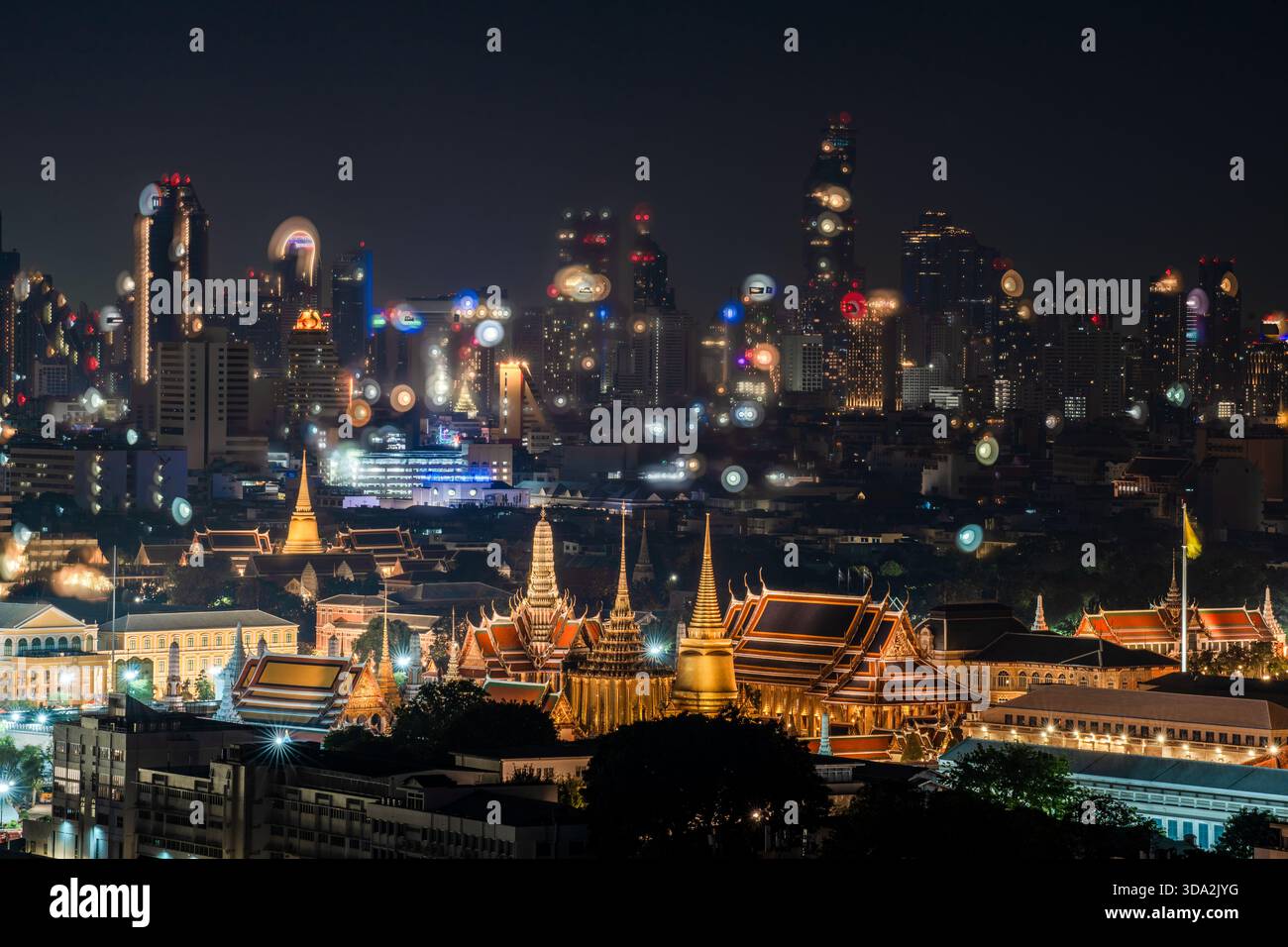 Vue de dessus du Grand Palais et du Temple du Bouddha d'Émeraude la nuit. Banque D'Images