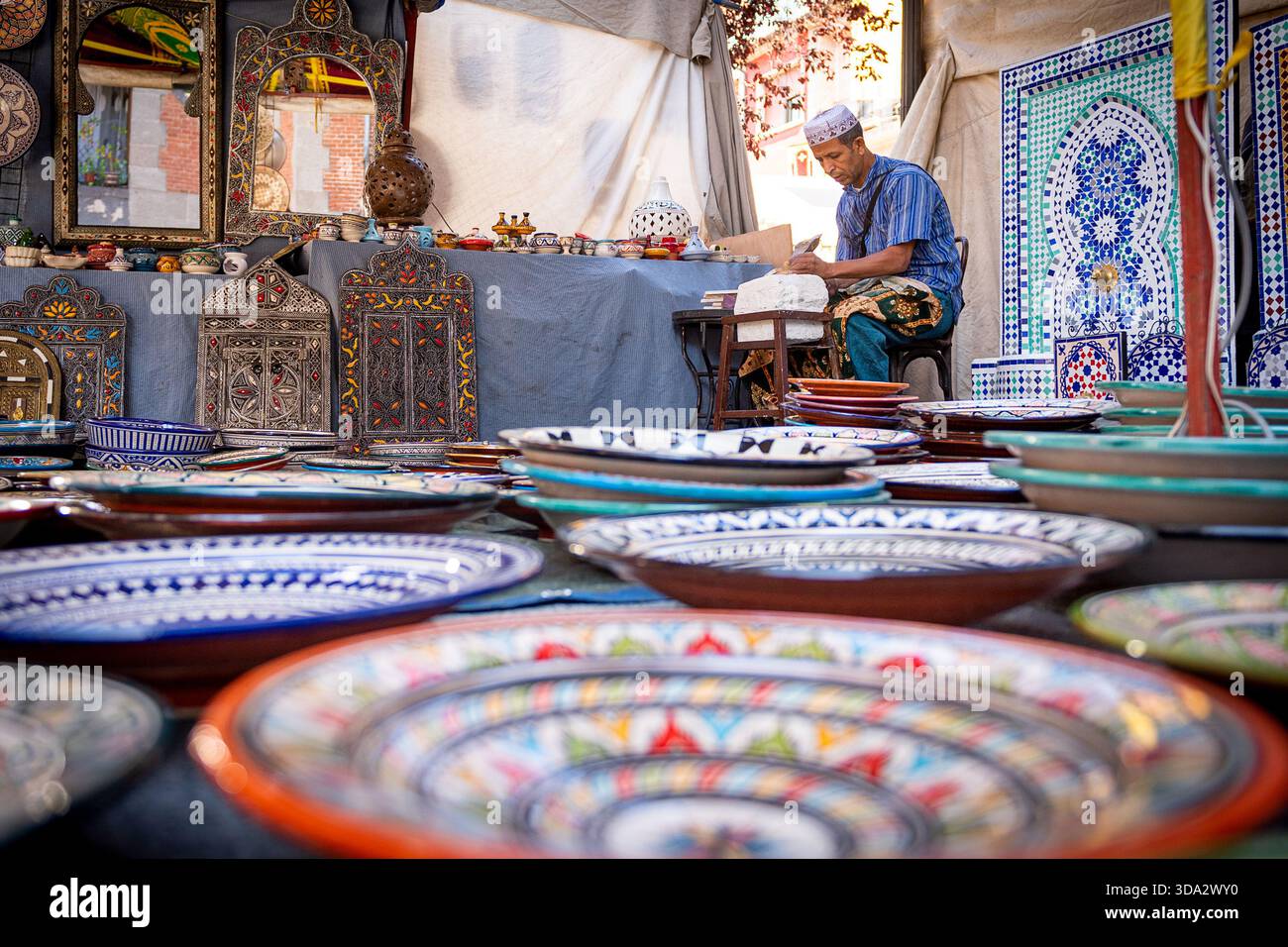 Cette image montre un atelier artisanal marocain pendant le marché médiéval de Ávila en septembre 2023. Banque D'Images