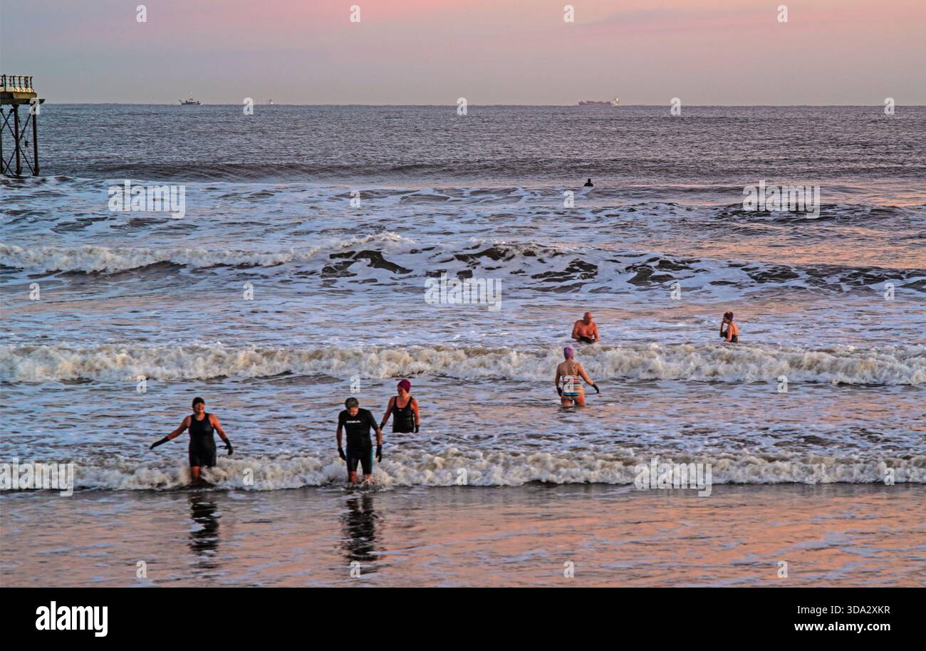 Les baigneurs tôt le matin, Saltburn by the Sea, North Yorkshire, Angleterre Banque D'Images
