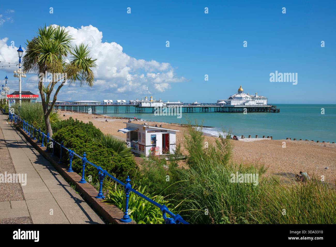 Jetée d'Eastbourne : jetée de plaisance balnéaire de 300 mètres de long à Eastbourne et plage, East Sussex, Royaume-Uni Banque D'Images