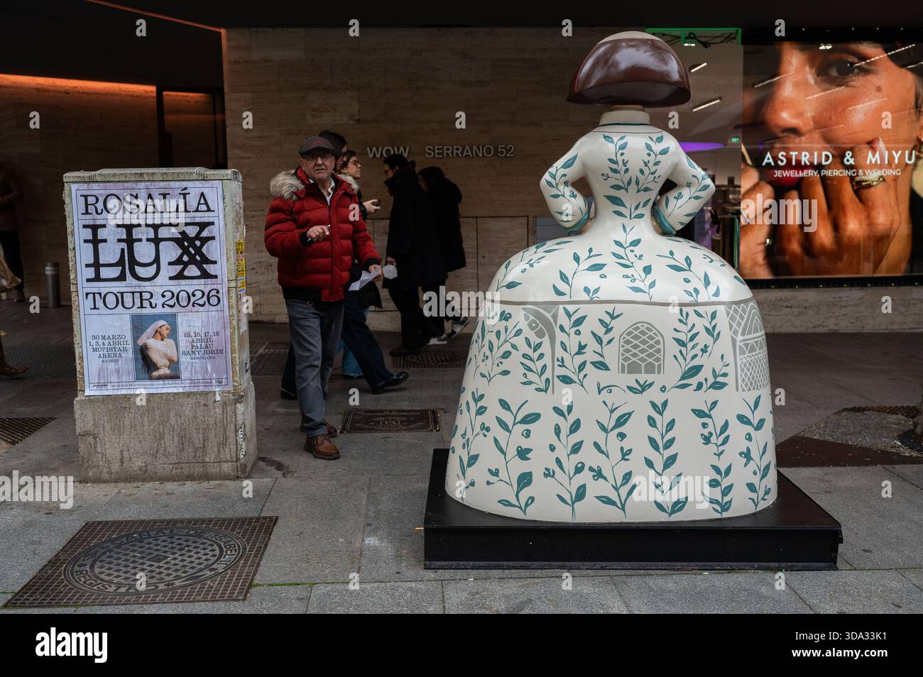 Madrid, Espagne. 07 décembre 2025. Une sculpture en forme de figures du peintre Velázquez Las Menina est vue lors de l'exposition de la Galerie Meninas Madrid. Crédit : SOPA images Limited/Alamy Live News Banque D'Images
