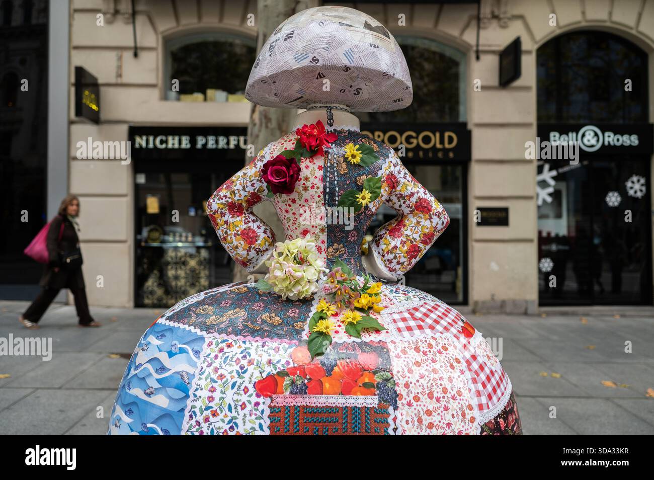 Madrid, Espagne. 07 décembre 2025. Une sculpture en forme de figures du peintre Velázquez Las Menina est vue lors de l'exposition de la Galerie Meninas Madrid. Crédit : SOPA images Limited/Alamy Live News Banque D'Images
