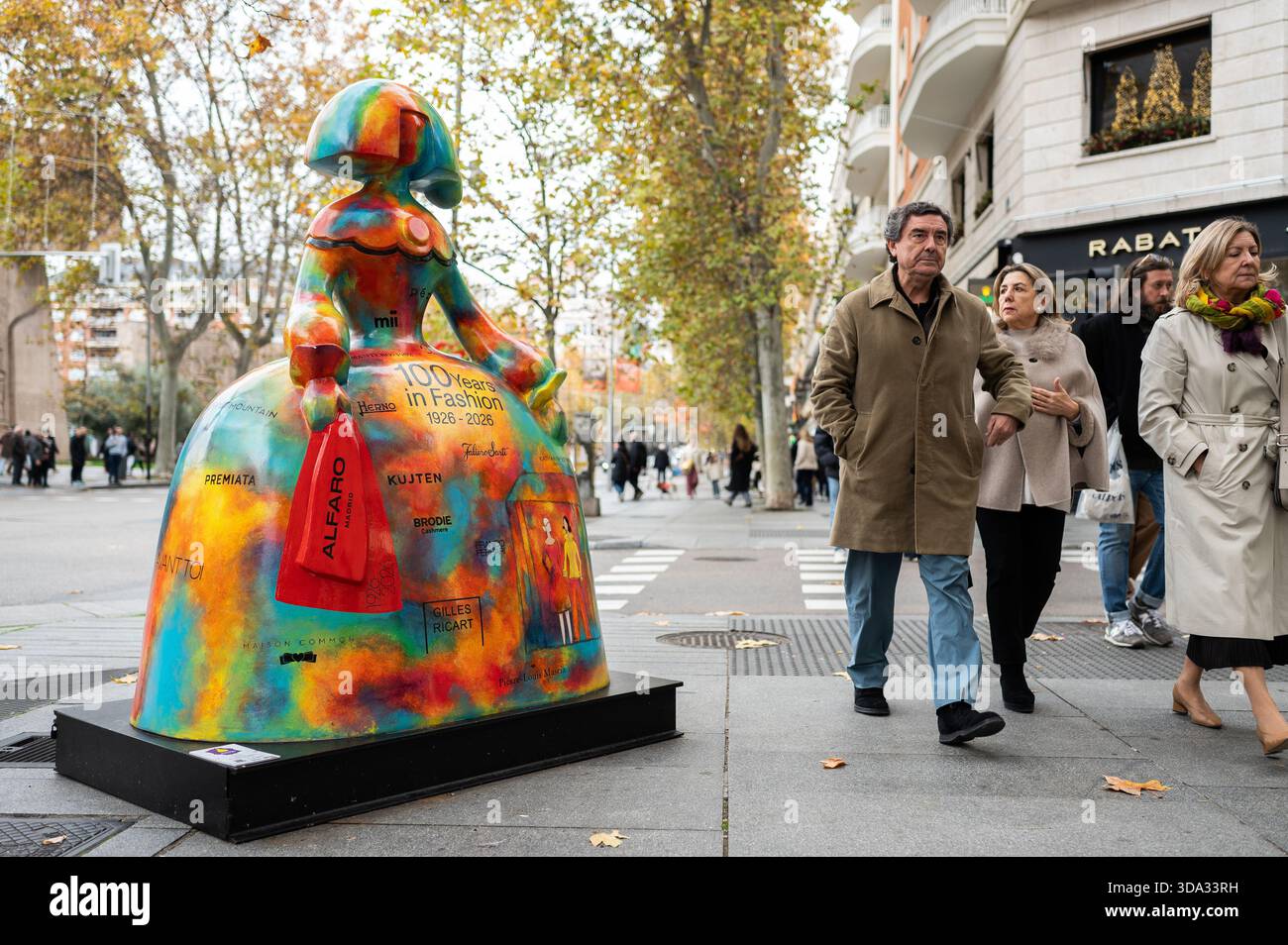 Madrid, Espagne. 07 décembre 2025. Une sculpture en forme de figures du peintre Velázquez Las Menina est vue lors de l'exposition de la Galerie Meninas Madrid. Crédit : SOPA images Limited/Alamy Live News Banque D'Images