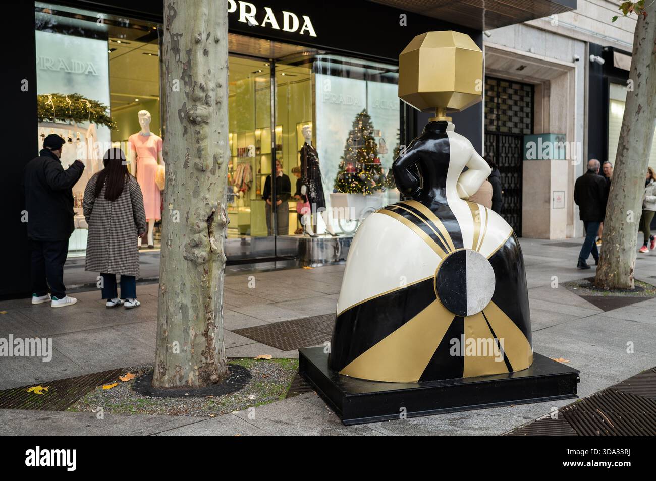 Madrid, Espagne. 07 décembre 2025. Une sculpture en forme de figures du peintre Velázquez Las Menina est vue lors de l'exposition de la Galerie Meninas Madrid. Crédit : SOPA images Limited/Alamy Live News Banque D'Images