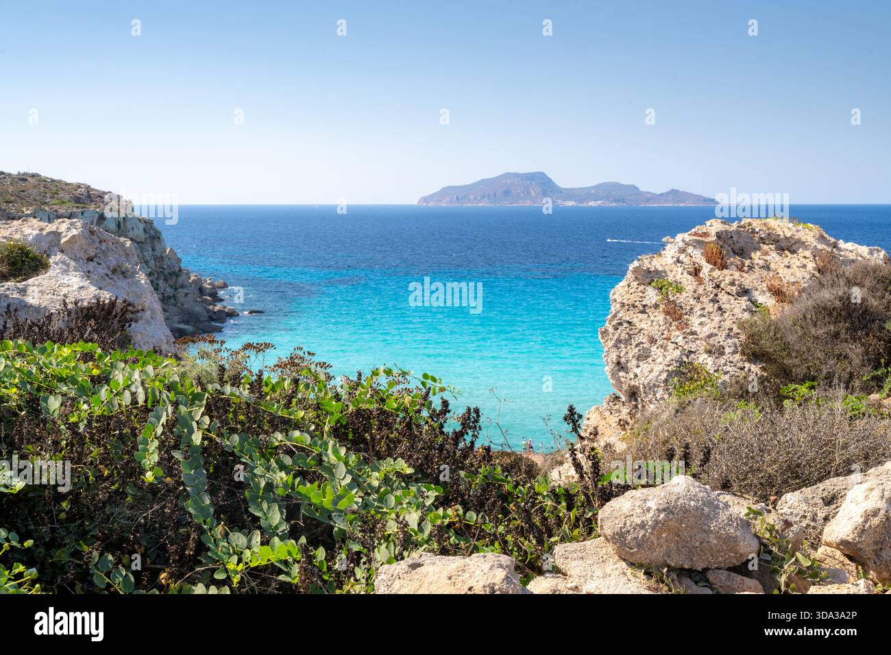 Cala Rossa, Favignana, Italie. Côte rocheuse à l'eau turquoise Banque D'Images