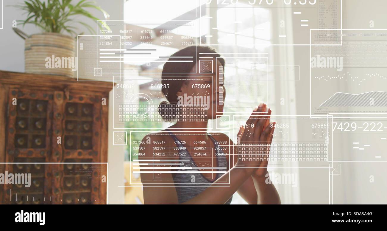 Femme en prière portant un réservoir gris à la maison près de la fenêtre, avec des écouteurs supra-auriculaires et des superpositions UI Banque D'Images