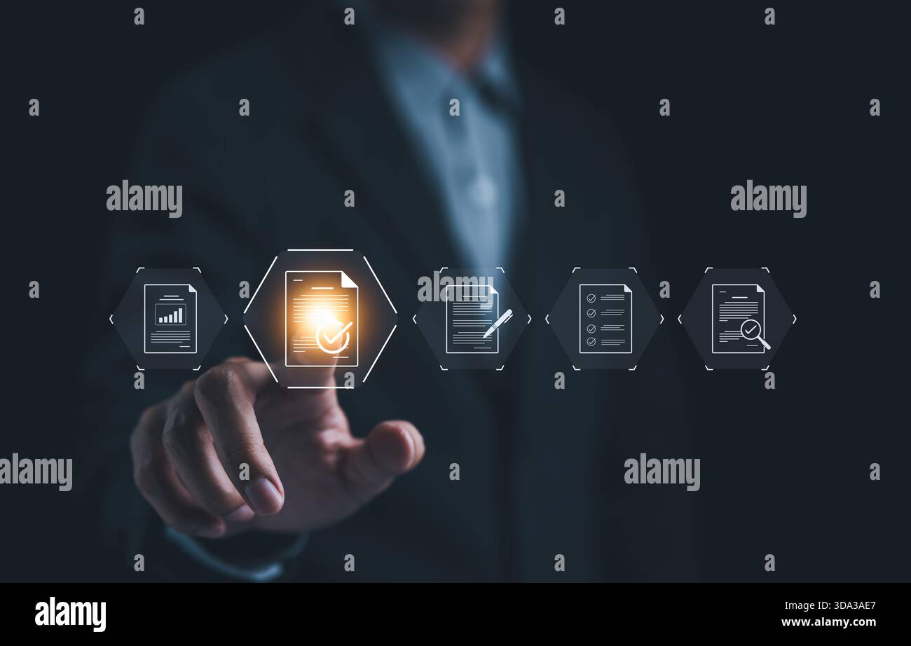 Concept de contrôle des documents d'assurance qualité. Homme d'affaires interagissent avec des icônes numériques représentant l'assurance qualité, le contrôle des documents et l'approbation pro Banque D'Images
