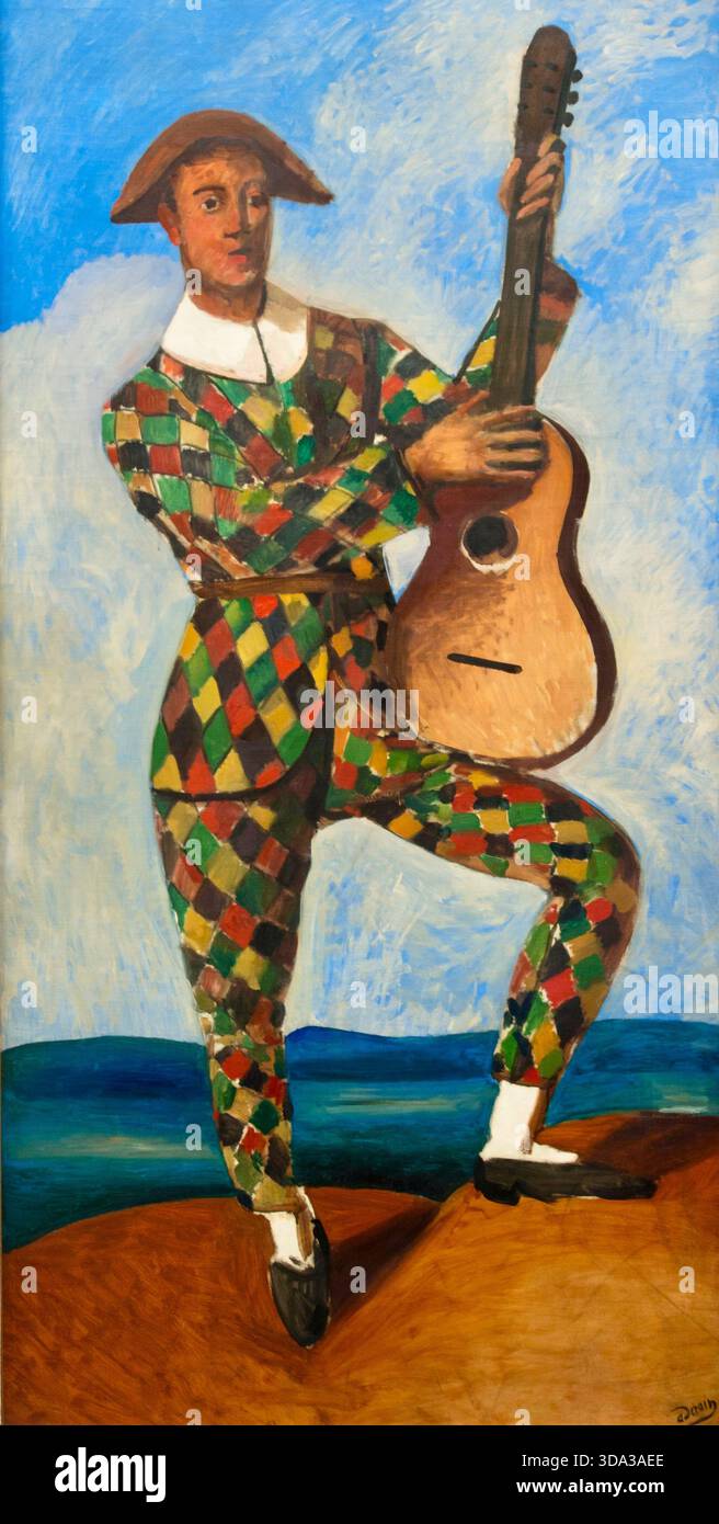 André Derain - Arlequin avec guitare - 1924 - figure masculine, vêtue d'un costume d'arlequin traditionnel avec un motif de diamant multicolore, se tient à l'extérieur avec une guitare. La figure est positionnée dynamiquement, avec une jambe pliée et l'autre légèrement vers l'avant, contre un paysage simple avec un ciel bleu et une ligne d'horizon sombre. L'accent est mis sur la pose du personnage et l'instrument. Banque D'Images