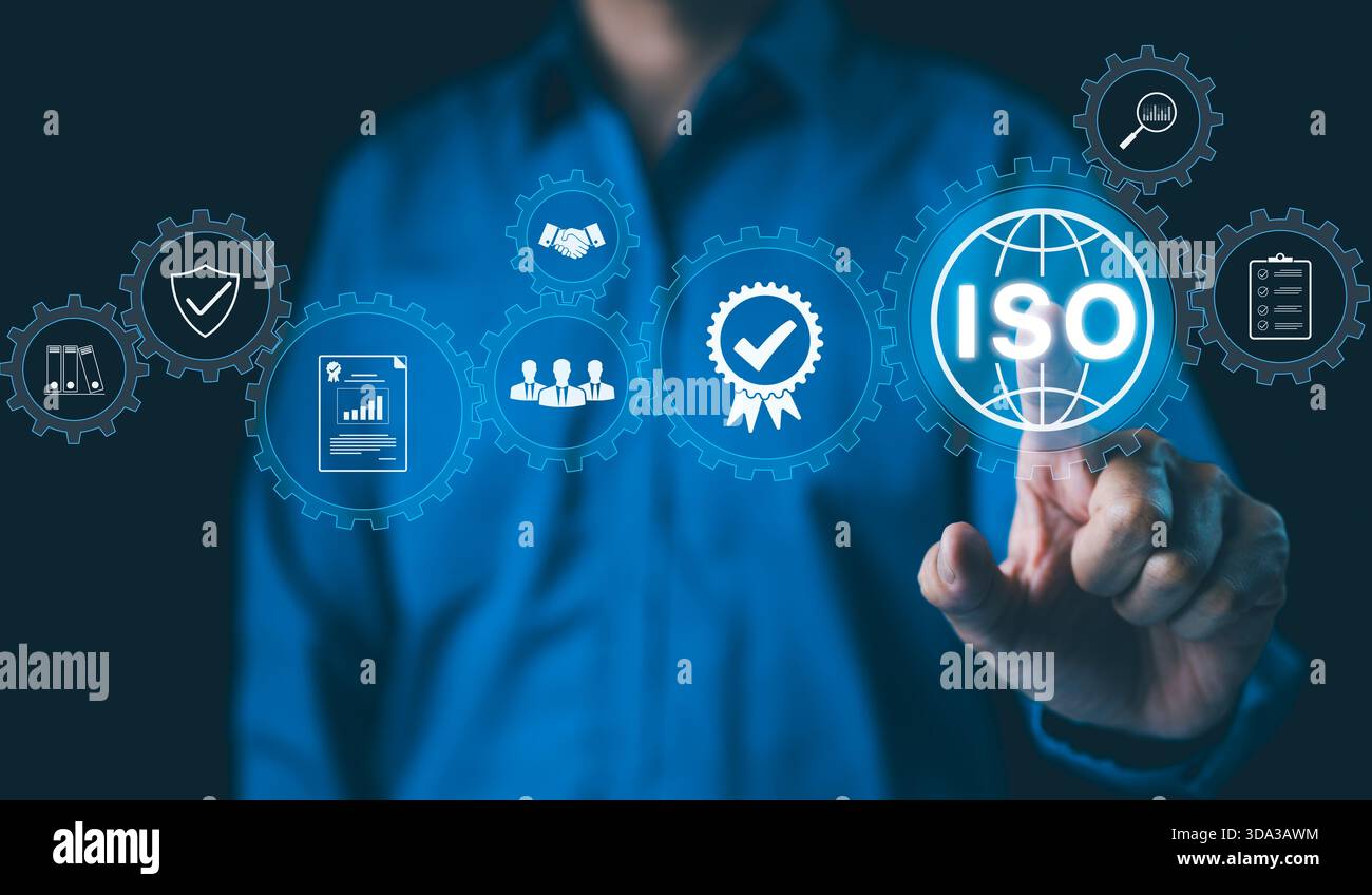 Concept de certification ISO. Homme d'affaires touche représentation de la certification ISO, icônes symbolisant l'assurance qualité, la conformité, les normes mondiales, a Banque D'Images