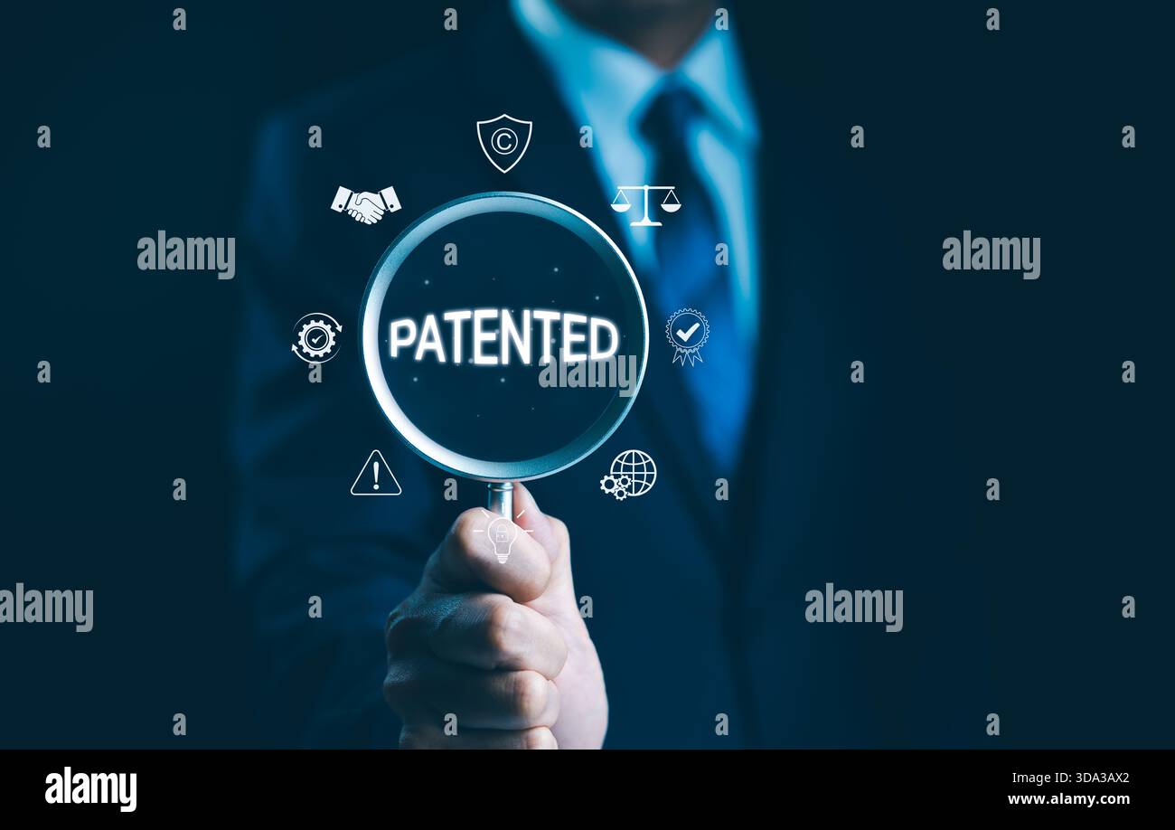 Concept breveté. Brevet breveté droit d'auteur de la technologie d'affaires, homme d'affaires tenant la loupe axée sur le mot « breveté », avec des icônes de co Banque D'Images