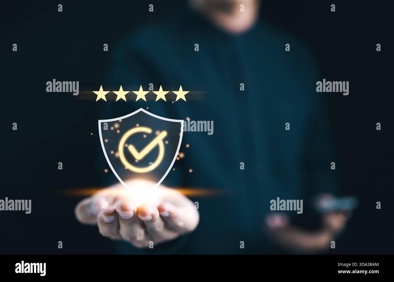 Homme d'affaires montrant la garantie standard d'assurance de certification de contrôle de qualité pour le processus d'automatisation. Gestion de la qualité avec assurance qualité, Qual Banque D'Images