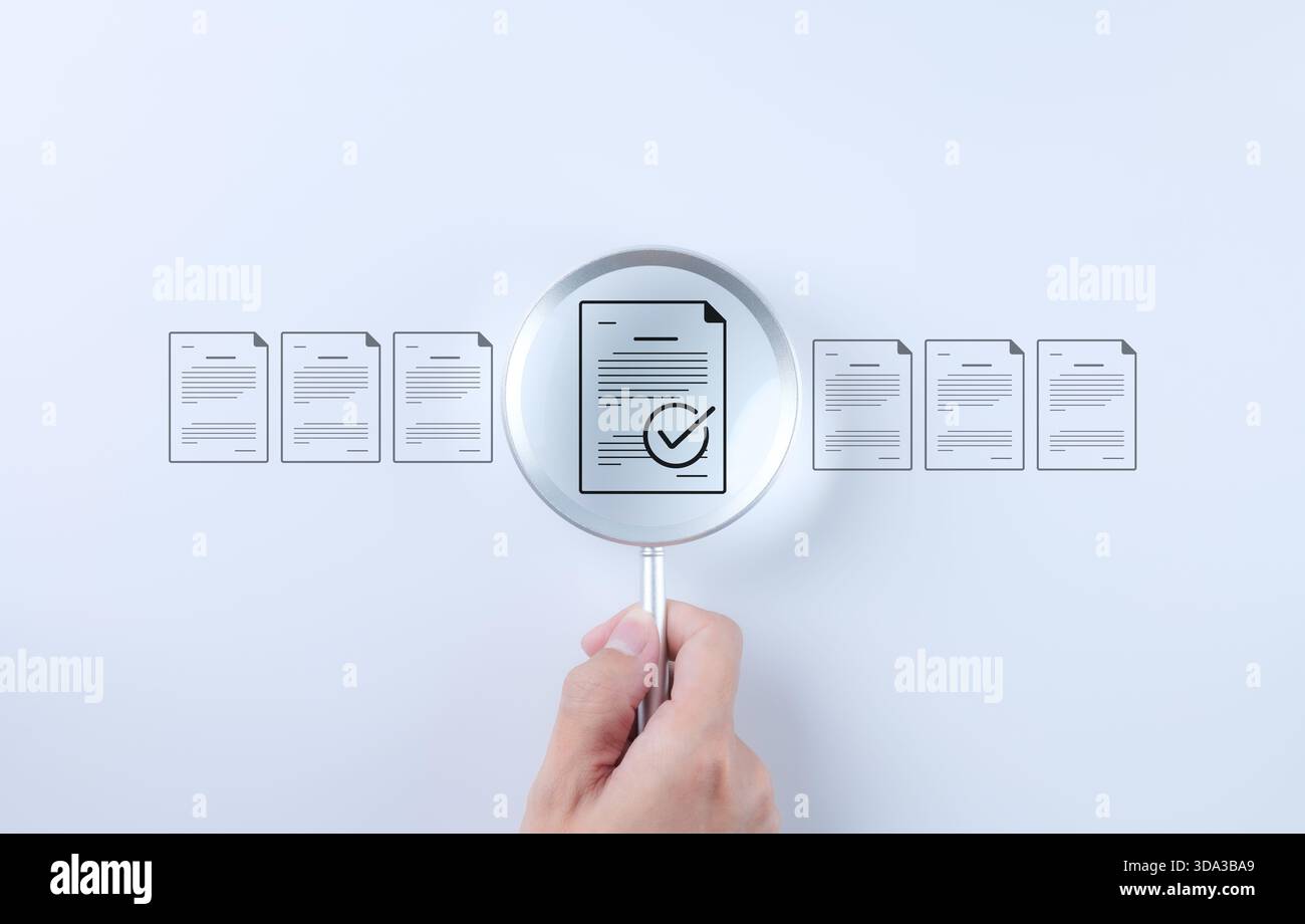 Processus d'examen des documents et concept de contrôle de la qualité. Main tenant la loupe au-dessus d'une icône de document avec liste de contrôle, révision et approbation du document. Banque D'Images