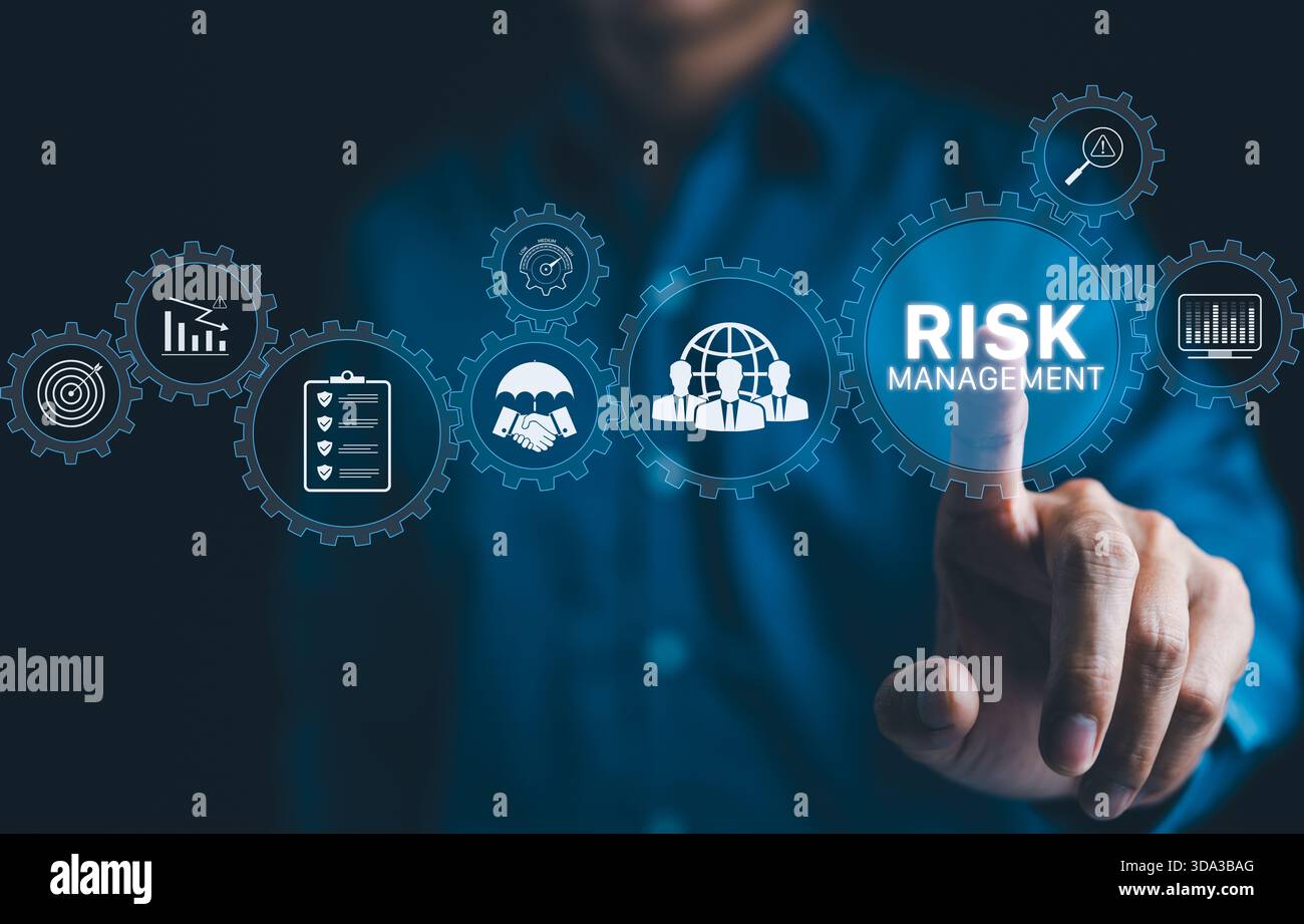 Concept d'analyse des risques. Homme d'affaires interagit avec l'interface numérique affichant diverses icônes liées à la gestion et à l'évaluation des risques, y compris Globa Banque D'Images