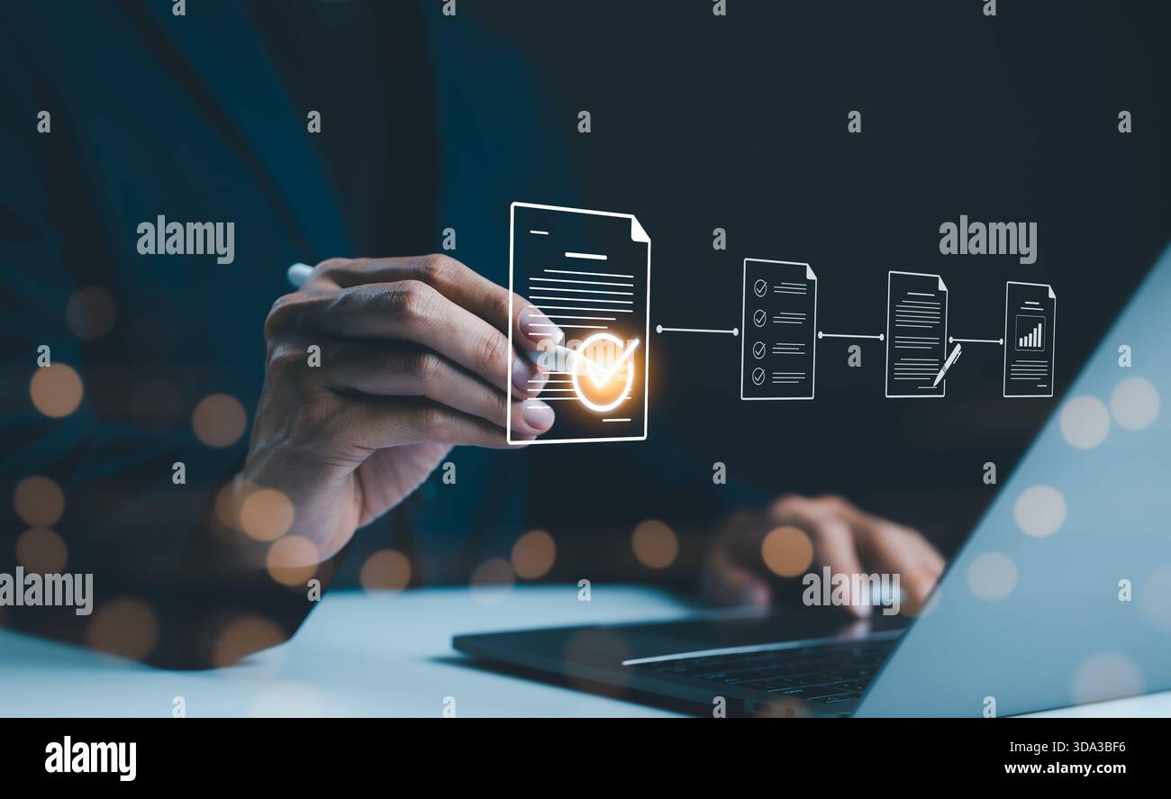 Processus d'examen des documents et de contrôle de la qualité. homme d'affaires utilisant un ordinateur portable, examen de documents et processus de contrôle de qualité avec des icônes numériques checklist verifi Banque D'Images