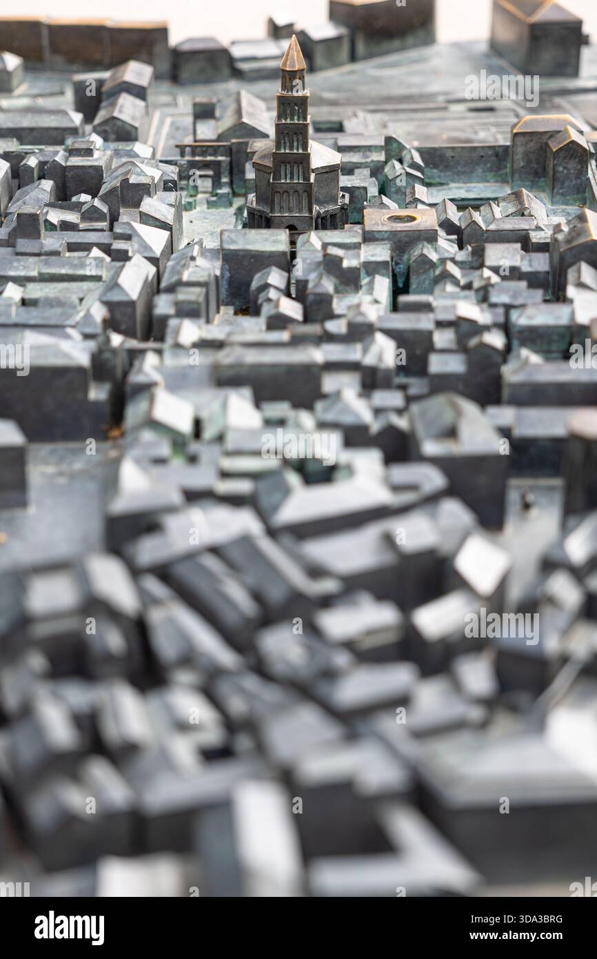 Une vue de haut en bas d'un modèle urbain dense et à échelle de gris composé de milliers de blocs de béton rectangulaires. Idéal pour l'architecture, la planification, Banque D'Images