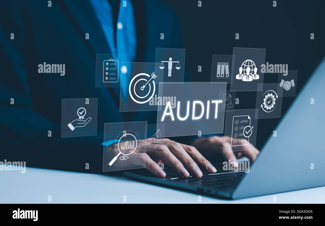 Audit commercial et conformité. Businessman effectue un audit d'entreprise à l'aide d'un ordinateur portable avec des icônes numériques représentant la conformité, les objectifs cibles et les données ana Banque D'Images