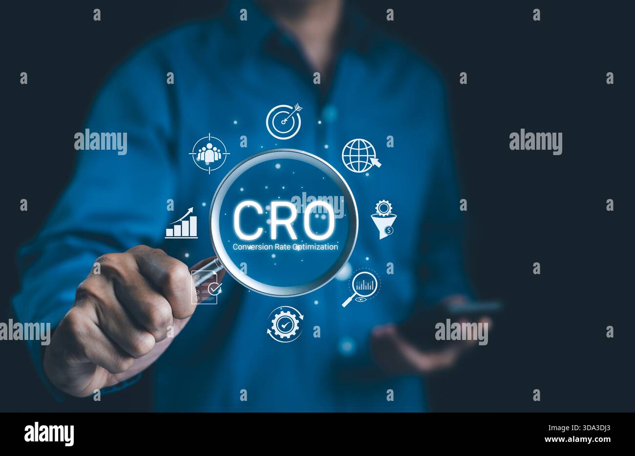CRC, concept d'optimisation du taux de conversion. Homme d'affaires tenant une loupe se concentrant sur le texte 'CRO' avec des icônes numériques représentant la conversion Banque D'Images