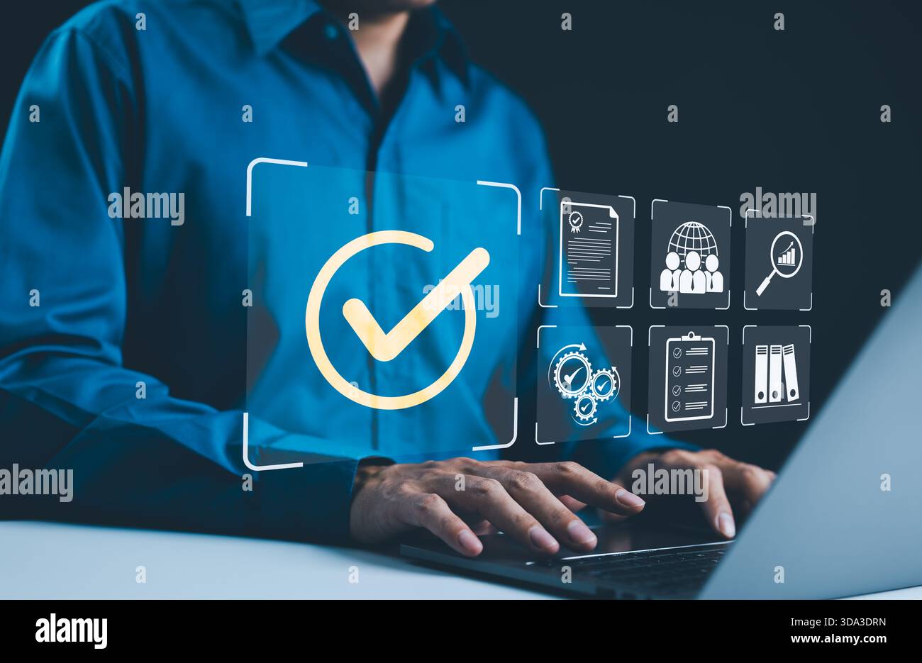 Concept numérique de contrôle de qualité et de certification. Homme d'affaires travaillant sur un ordinateur portable avec des icônes de contrôle de qualité, de certificat et d'assurance. Cochez les cases s. Banque D'Images
