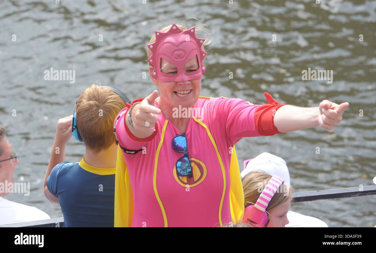 Amsterdam pays-Bas 4 août 2018 Gay Pride canal Parade. À Amsterdam, une procession longue de kilomètres d'environ quatre-vingts bateaux colorés le fait Banque D'Images