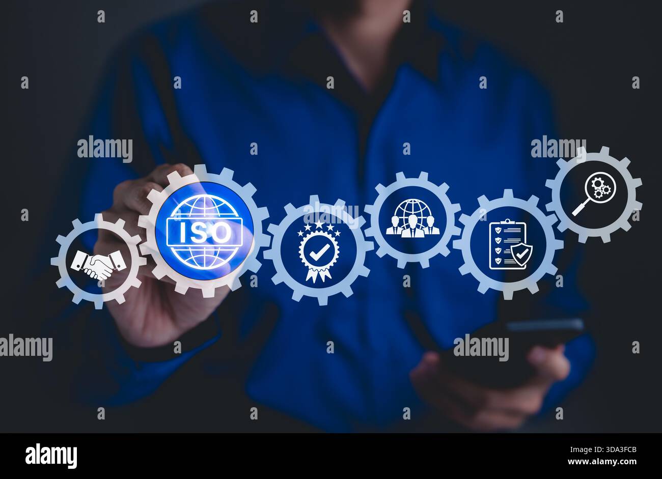Concept de certification ISO. Homme d'affaires touche représentation de la certification ISO, icônes symbolisant l'assurance qualité, la conformité, les normes mondiales, a Banque D'Images